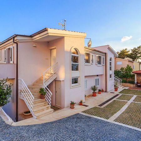 Holiday Home Lola, Sea On A Palm! Heated Pool Трогир Екстериор снимка