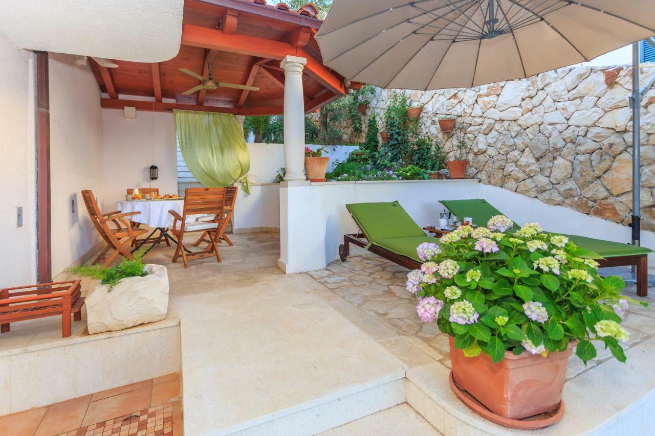 Holiday Home Lola, Sea On A Palm! Heated Pool Трогир Стая снимка