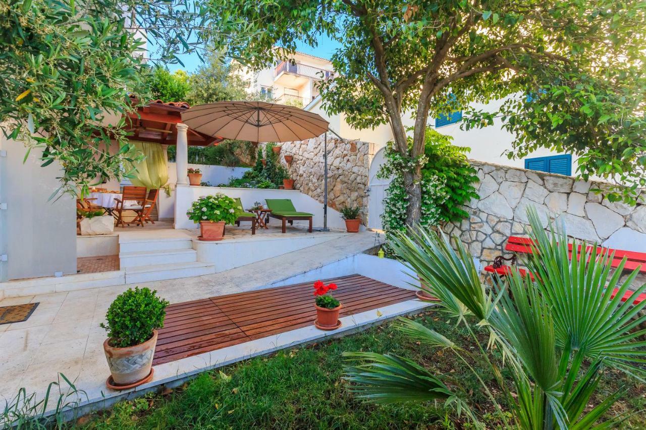 Holiday Home Lola, Sea On A Palm! Heated Pool Трогир Екстериор снимка