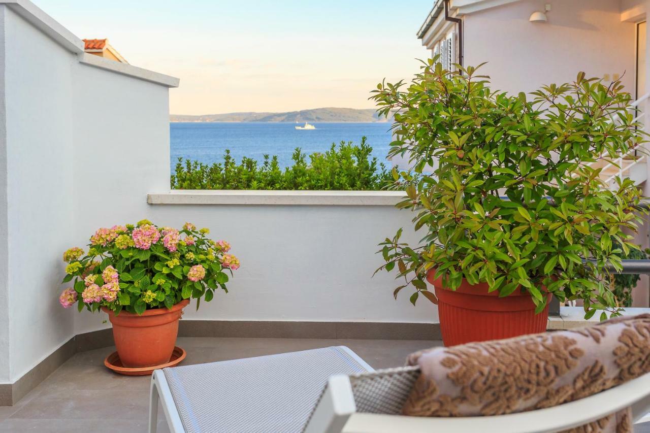 Holiday Home Lola, Sea On A Palm! Heated Pool Трогир Екстериор снимка