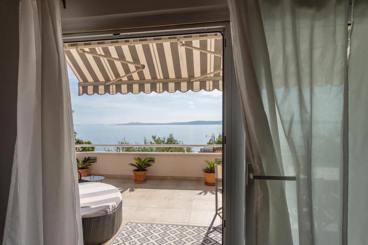 Holiday Home Lola, Sea On A Palm! Heated Pool Трогир Екстериор снимка